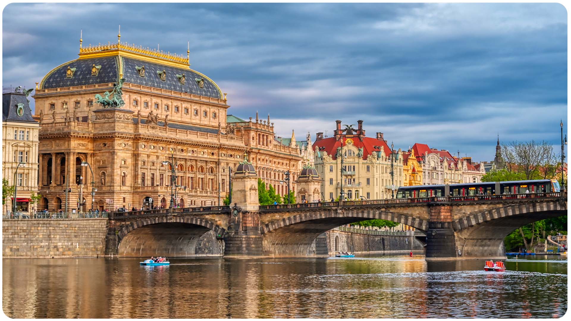 Národní divadlo v Praze večer – kulturní zážitek