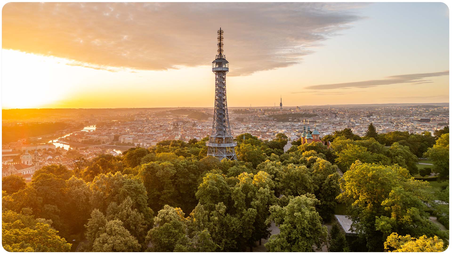 Petřínská rozhledna a Zrcadlové bludiště v Praze