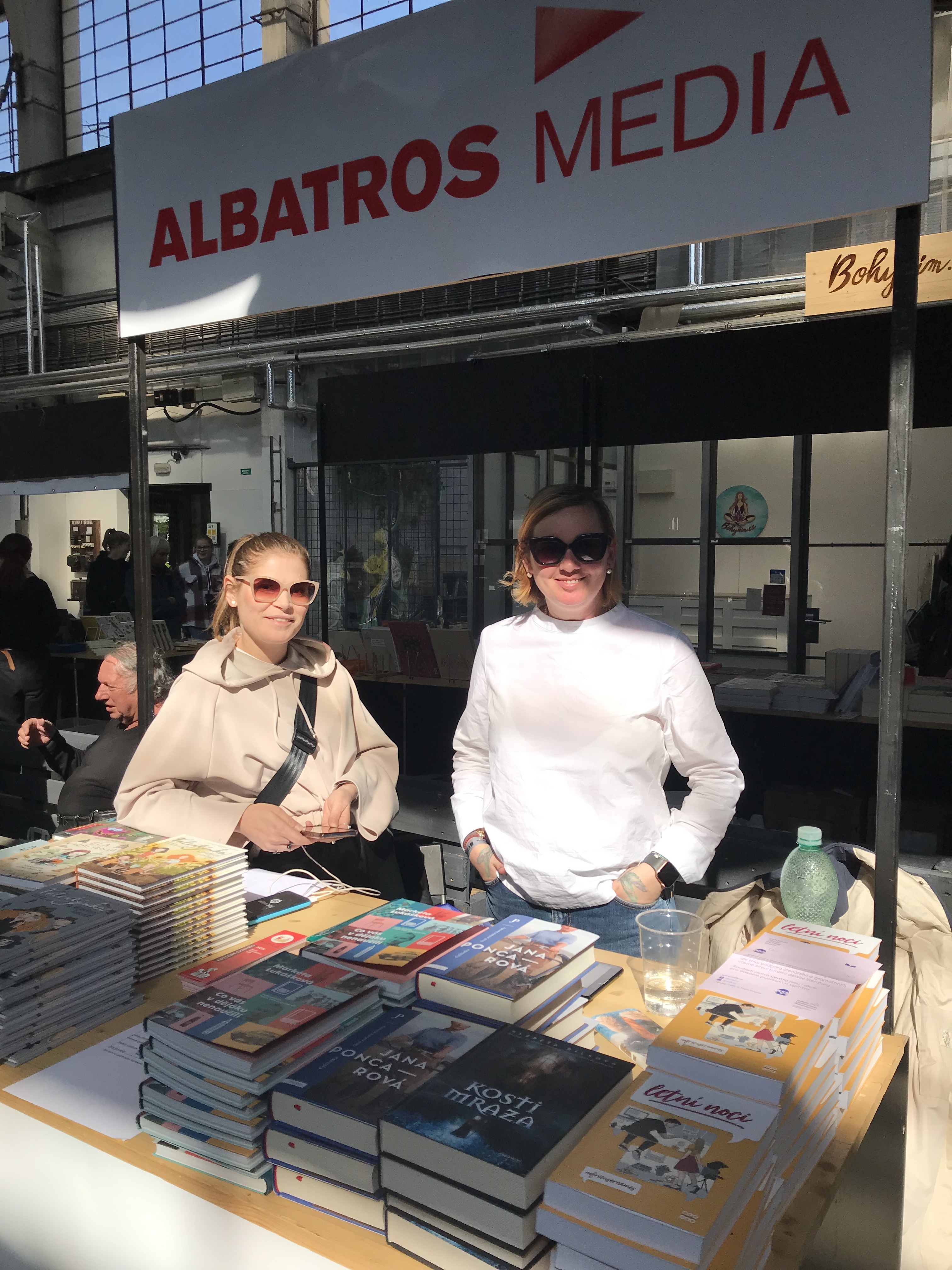 Svět knihy dětem Plzeň 2022_stánek nakladatelství Albatros